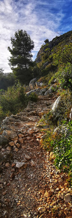 Nach oben führender Berghangweg