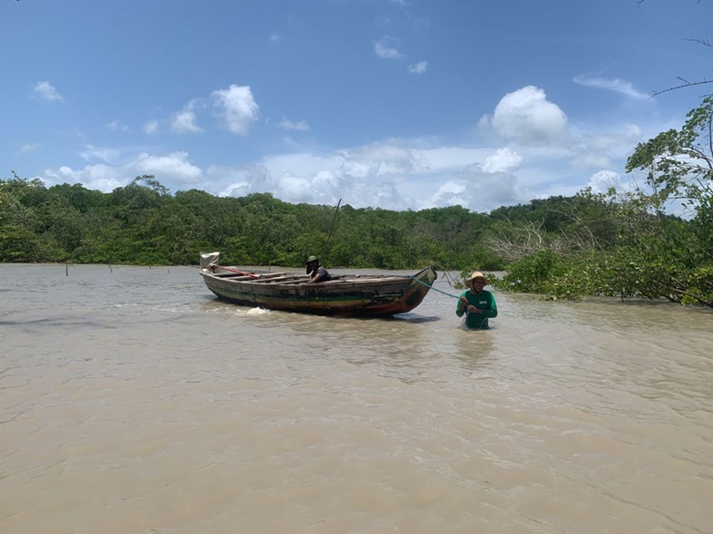 Fischer zieht Boot durchs Wasser